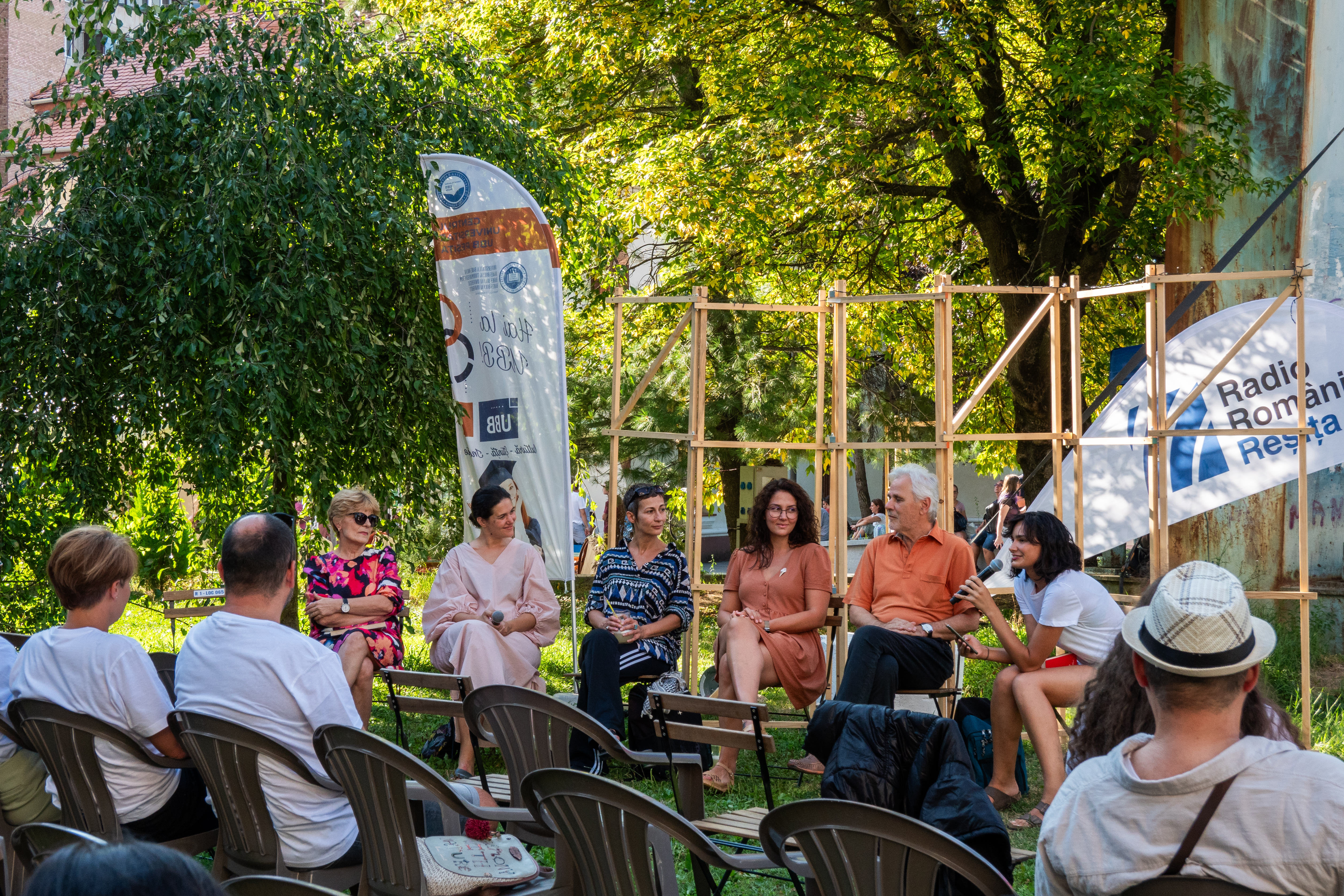Agora: Povești despre trecut și cerc de poezie industrială